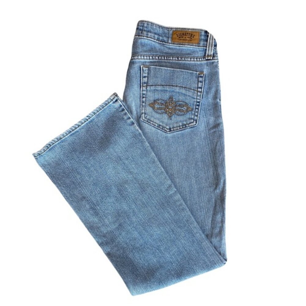 Levi’s signature light wash modern bootcut jeans with flared leg. Women's size 8